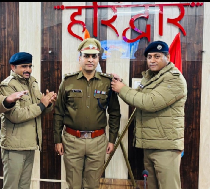 आज एसएसपी हरिद्वार प्रमेन्द्र सिंह डोबाल द्वारा पुलिस मुख्यालय सभागार में बैच अलंकरण करते हुए शुभकामनाएं दी गई